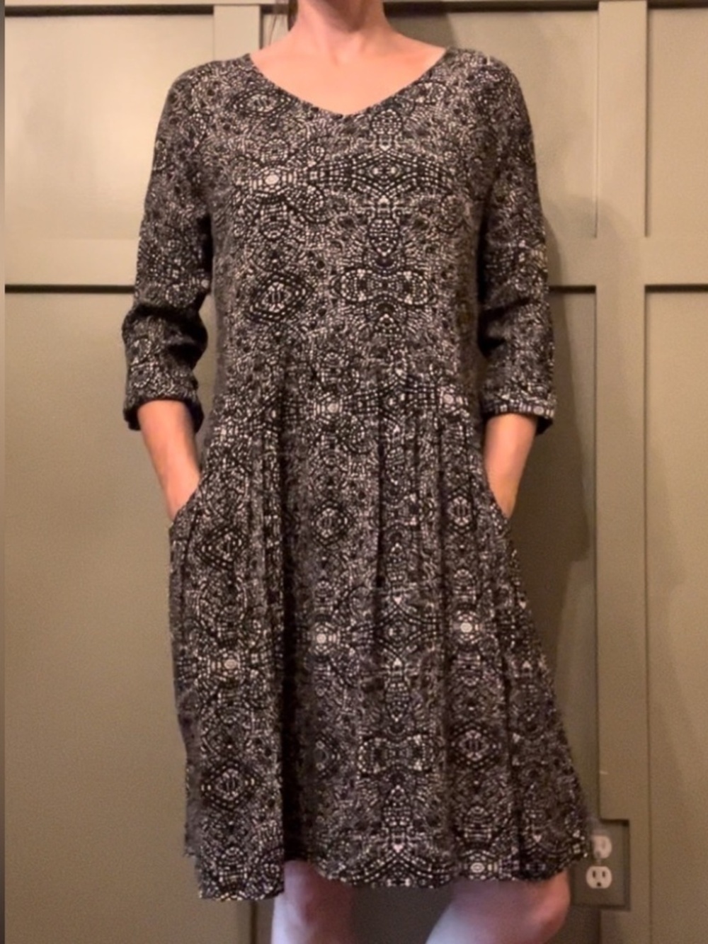 Garnet Hill Bohemian Pocket Detail Dress Floral Motif Black White Gray